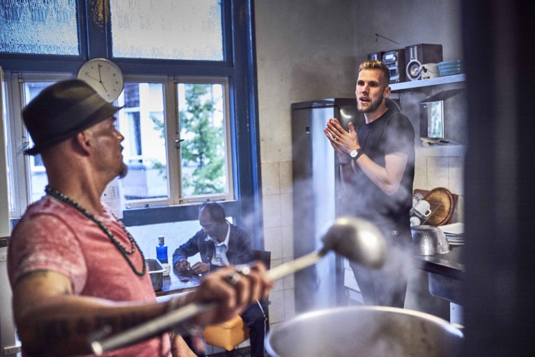 Foto van twee mannen in de keuken