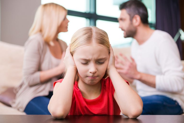 foto van ruziende ouders met kind