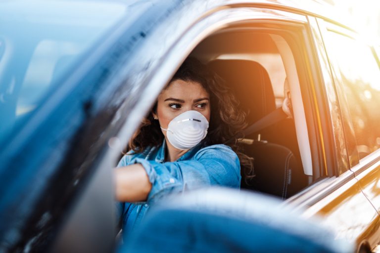 vrouw in auto