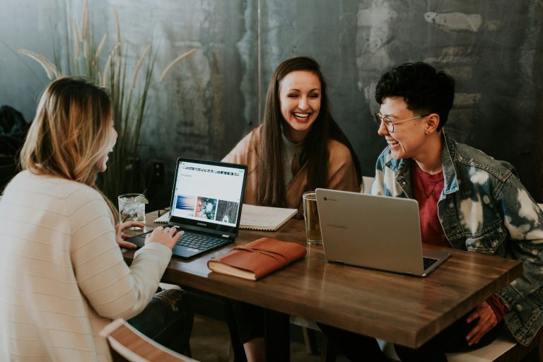 wat moet ik doen met mijn persoonlijk ontwikkelingsbudget als sociaal werker? Deze sociaal werkers overleggen wat ze doen met hun persoonlijk ontwikkelingsbudget