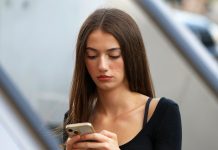 Vrouw die op haar smartphone typt.