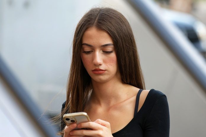 Vrouw die op haar smartphone typt.