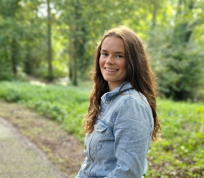 Lizzy Rothert (22) groeide net als zo'n 23.000 kinderen op bij ouders met een verstandelijke beperking. '‘Soms wilde ik mijn moeder door elkaar schudden en roepen dat ze normaal moest doen.'