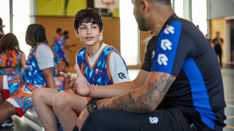 Een-op-een-gesprekken tussen de basketbalcoach en jongeren over hun eigen individuele ontwikkeling en doelen zijn deel van de YETS-aanpak. Foto: YETS