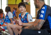 Een-op-een-gesprekken tussen de basketbalcoach en jongeren over hun eigen individuele ontwikkeling en doelen zijn deel van de YETS-aanpak. Foto: YETS