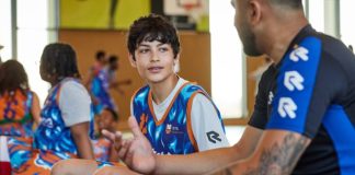 Een-op-een-gesprekken tussen de basketbalcoach en jongeren over hun eigen individuele ontwikkeling en doelen zijn deel van de YETS-aanpak. Foto: YETS