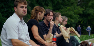 Vier jonge studenten, Merel, Sam, Valesca en Willem, worden mantelzorger voor Michel tijdens zijn ziekteproces.