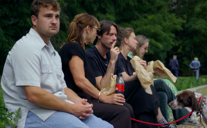 Vier jonge studenten, Merel, Sam, Valesca en Willem, worden mantelzorger voor Michel tijdens zijn ziekteproces.