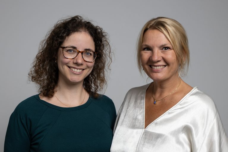 Renske van der Cruijsen en Eveline Crone: 'De ervaring dat er iemand is die in ze gelooft, dat is zó waardevol voor jongeren.' Foto: Maven Publishing