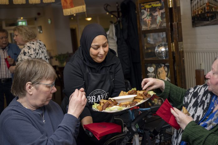 Halima is bij Brave Burgerzz op haar plek. ‘Ik zat echt in een isolement. Ik heb de afgelopen jaren heel veel gesolliciteerd maar werd altijd afgewezen.' Foto: Bas Losekoot